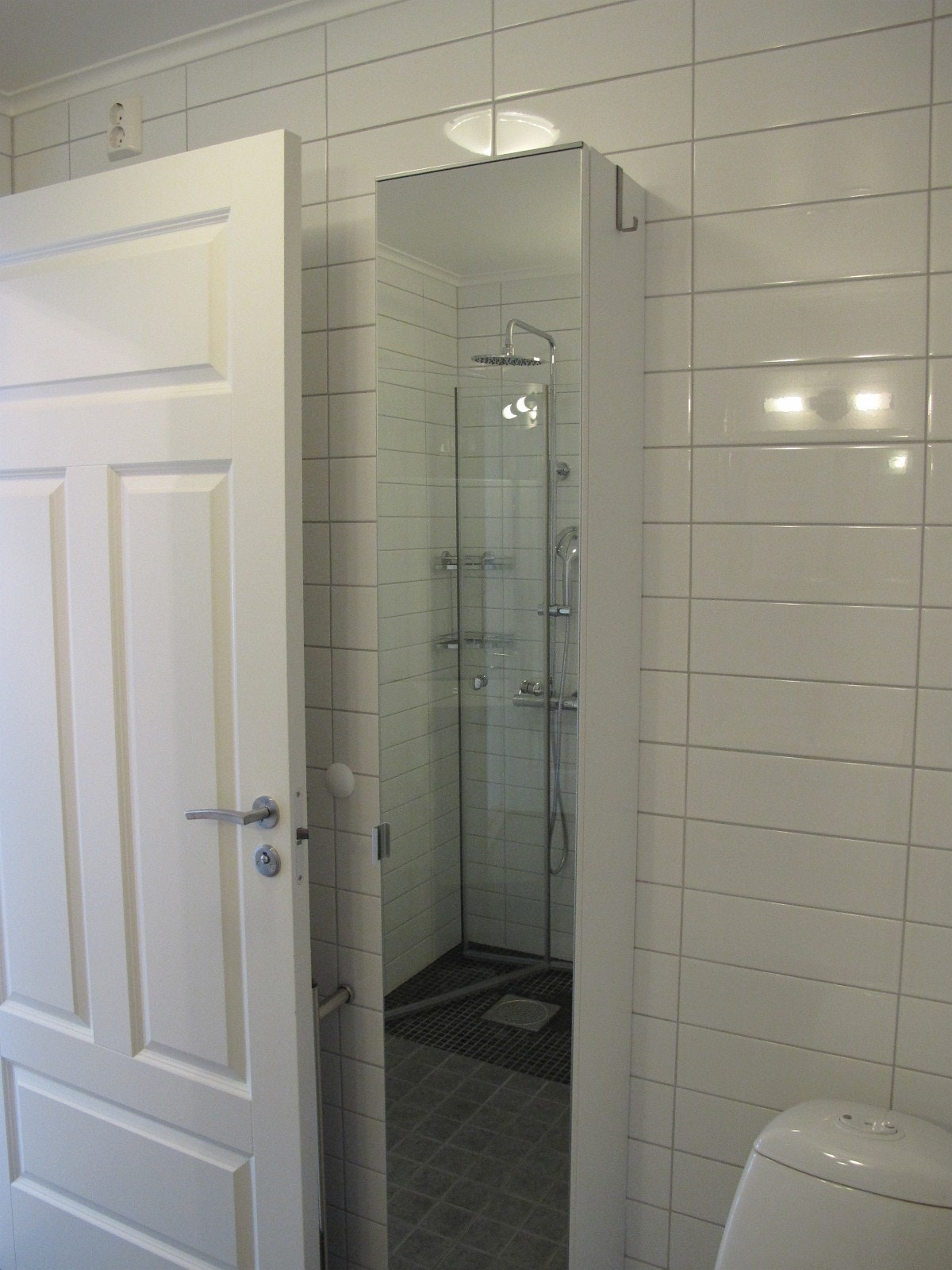 Skapplass til toalettartikler. God plass for alle leietagere. Galleribilde