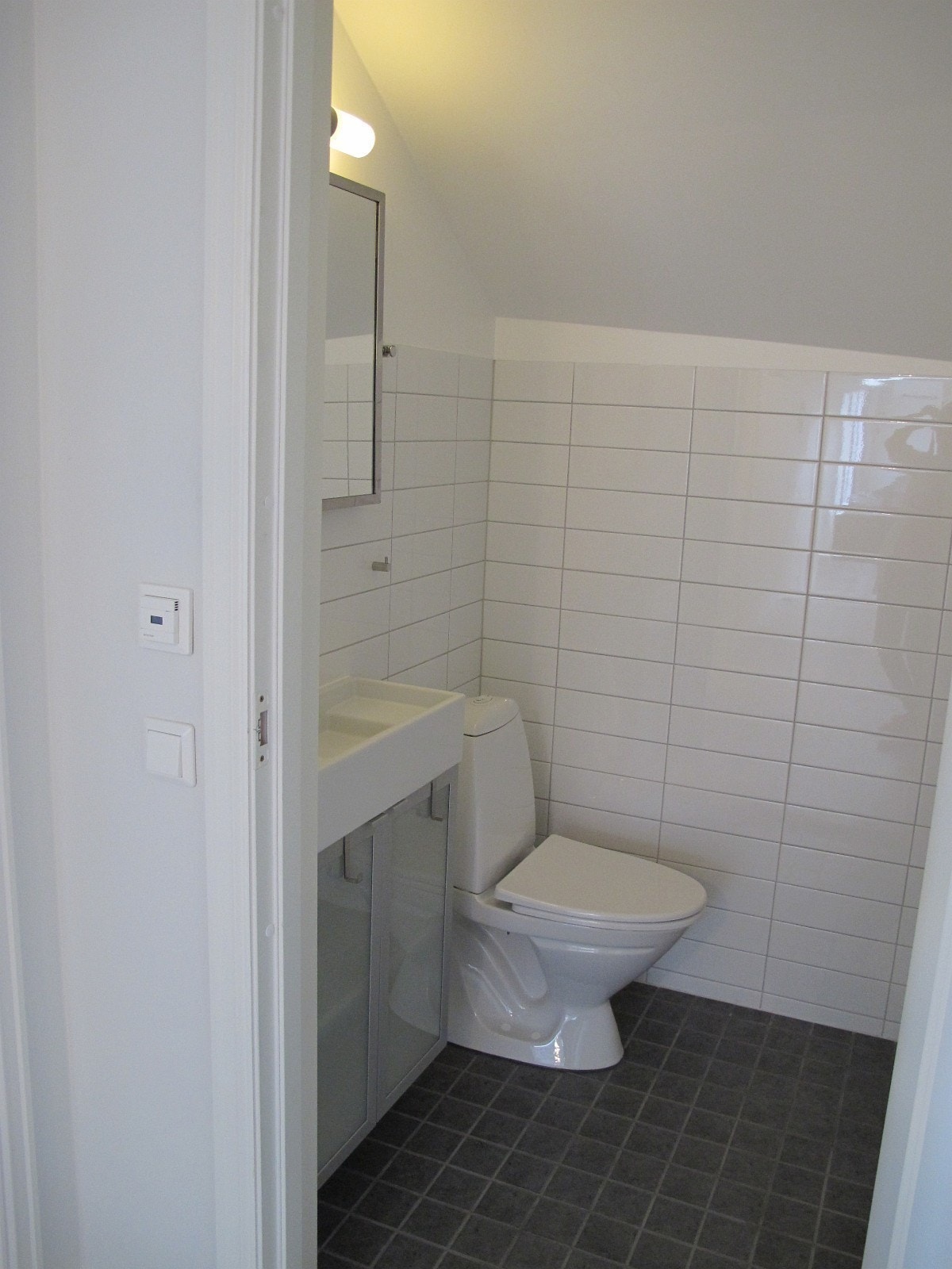 Det lille badet i 3 etasje med et toalett og en vask. Kjekt hvis du bare skal pusse tennene. Når man skal bo 4 personer sammen, så er det jo også bra at det er 2 toaletter. Galleribilde