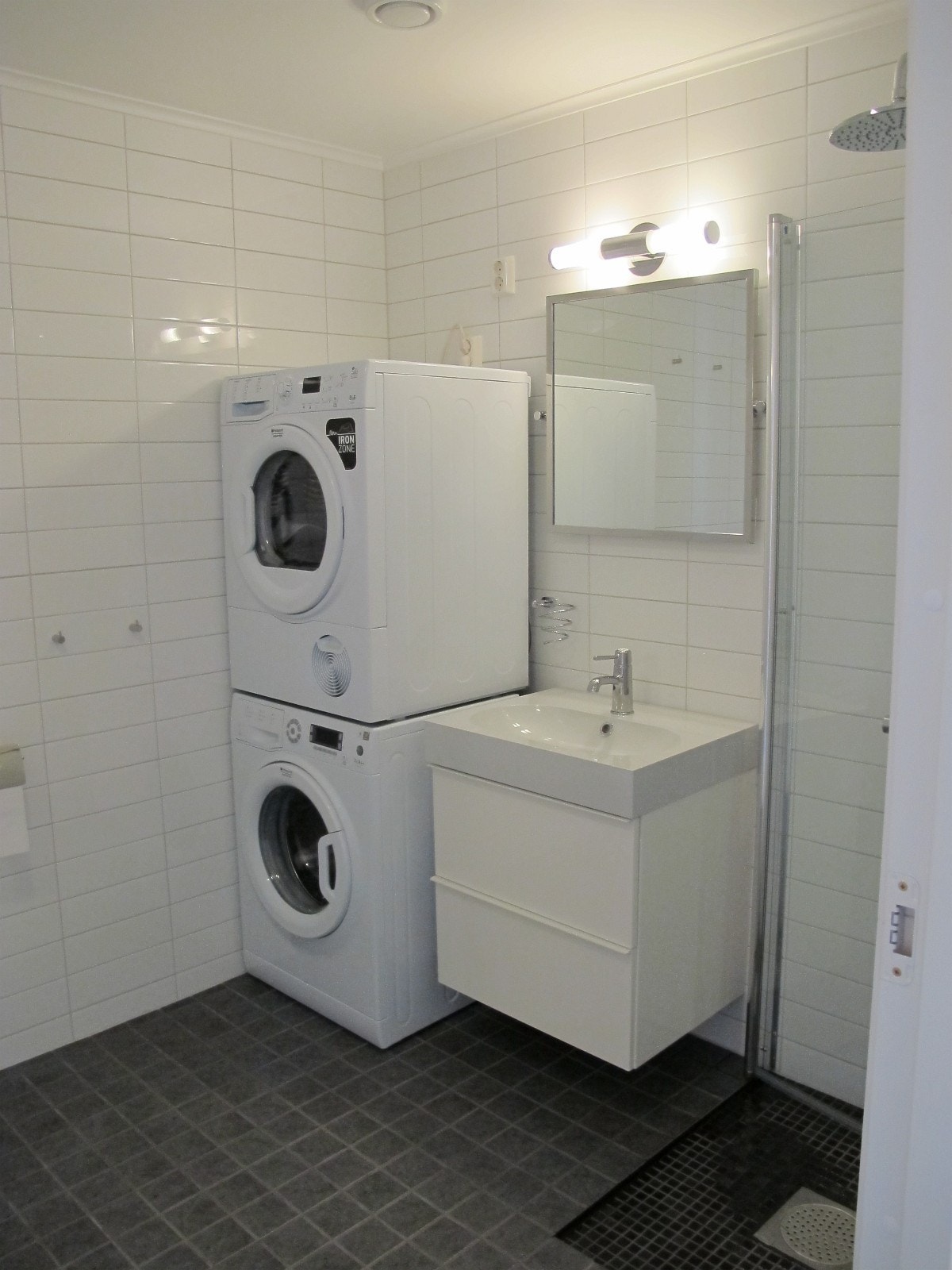 Det største badet i 3 etasje har vaskemaskin og tørketrommel. Galleribilde