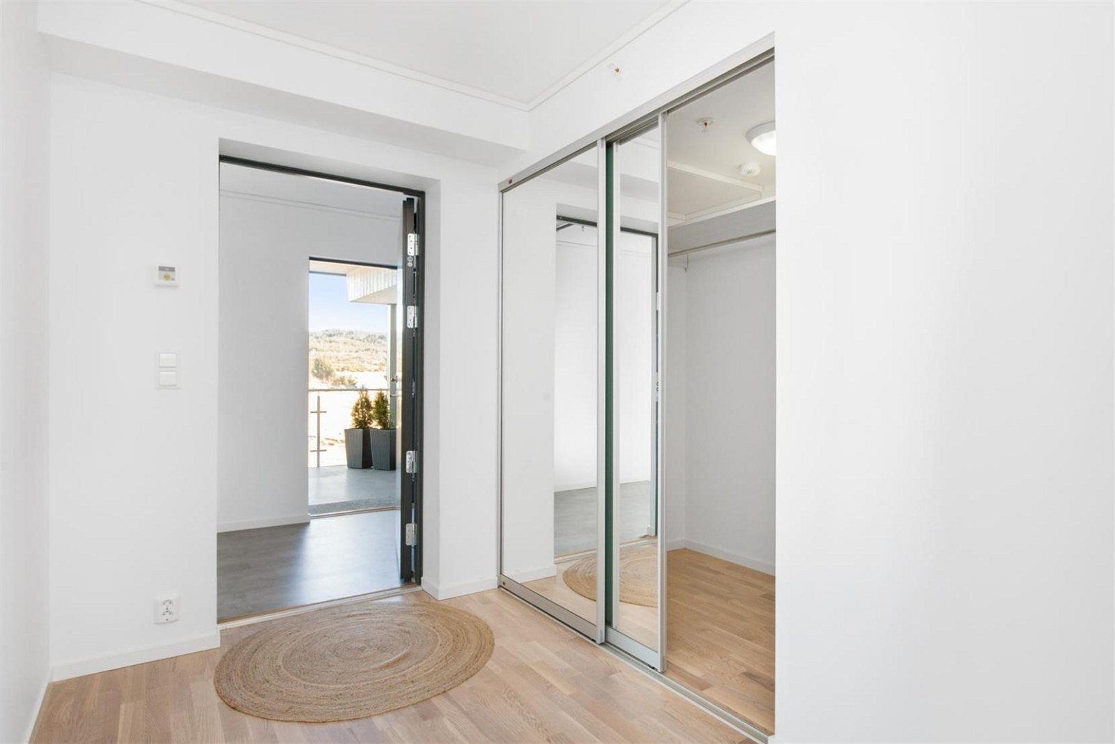 Skyvedørsgarderobe i entre Galleribilde