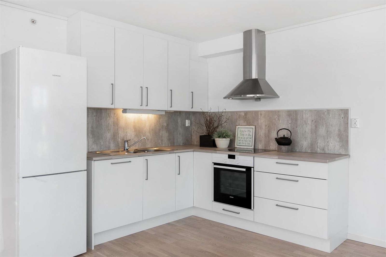 Kjøkken med hvitevarer Galleribilde