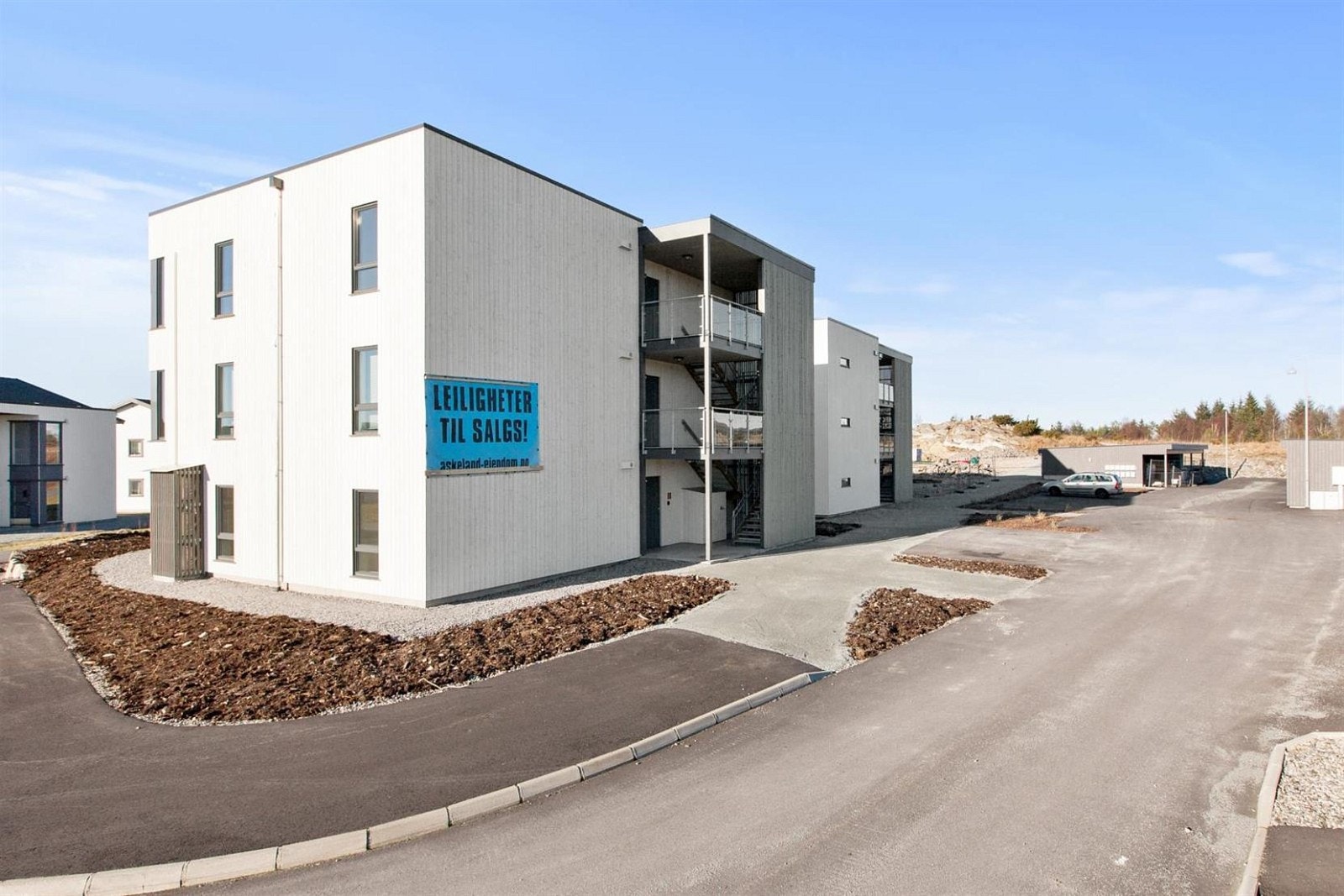 Fasade og biloppstillingsplass Galleribilde