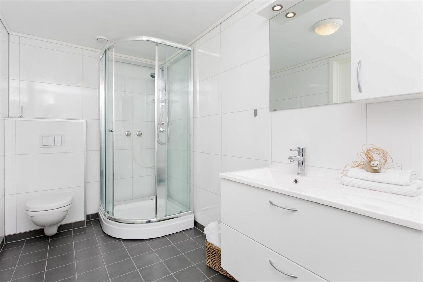 Lyst og flott bad med vegghengt wc/dusjkabinett og varmekabler i gulv Galleribilde