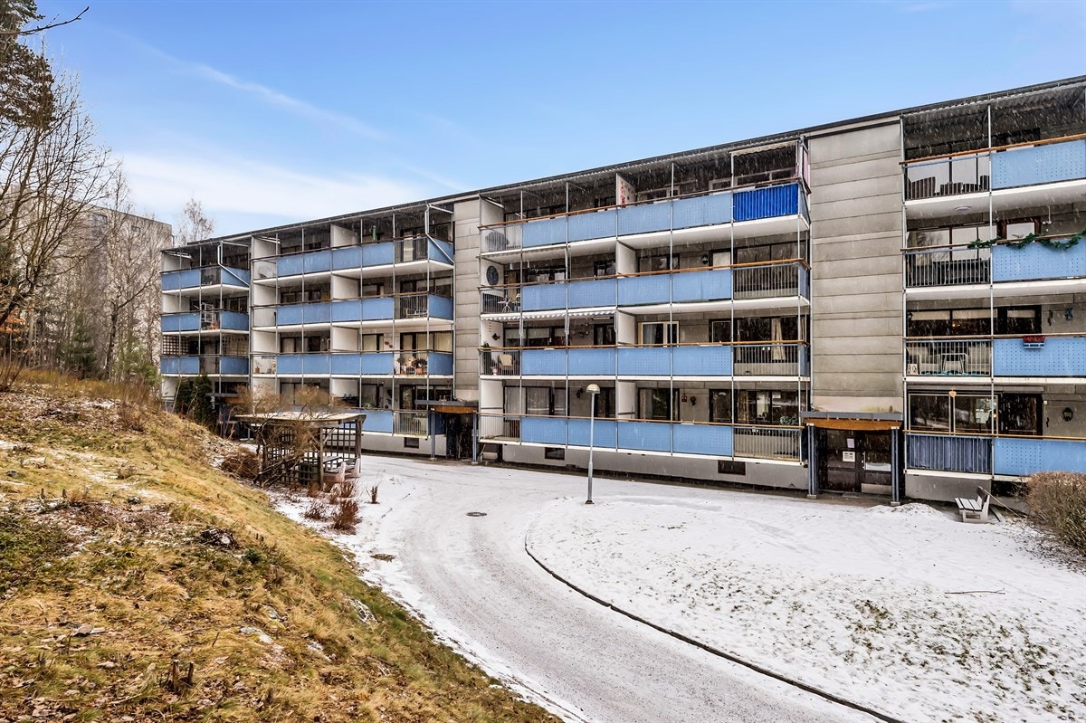 Boligen har en super beliggenhet i rolige omgivelser omgitt av store grøntområder og med nærhet til Mærradalen med kort vei til Bogstadvannet, Holmenkollen og marka. Galleribilde