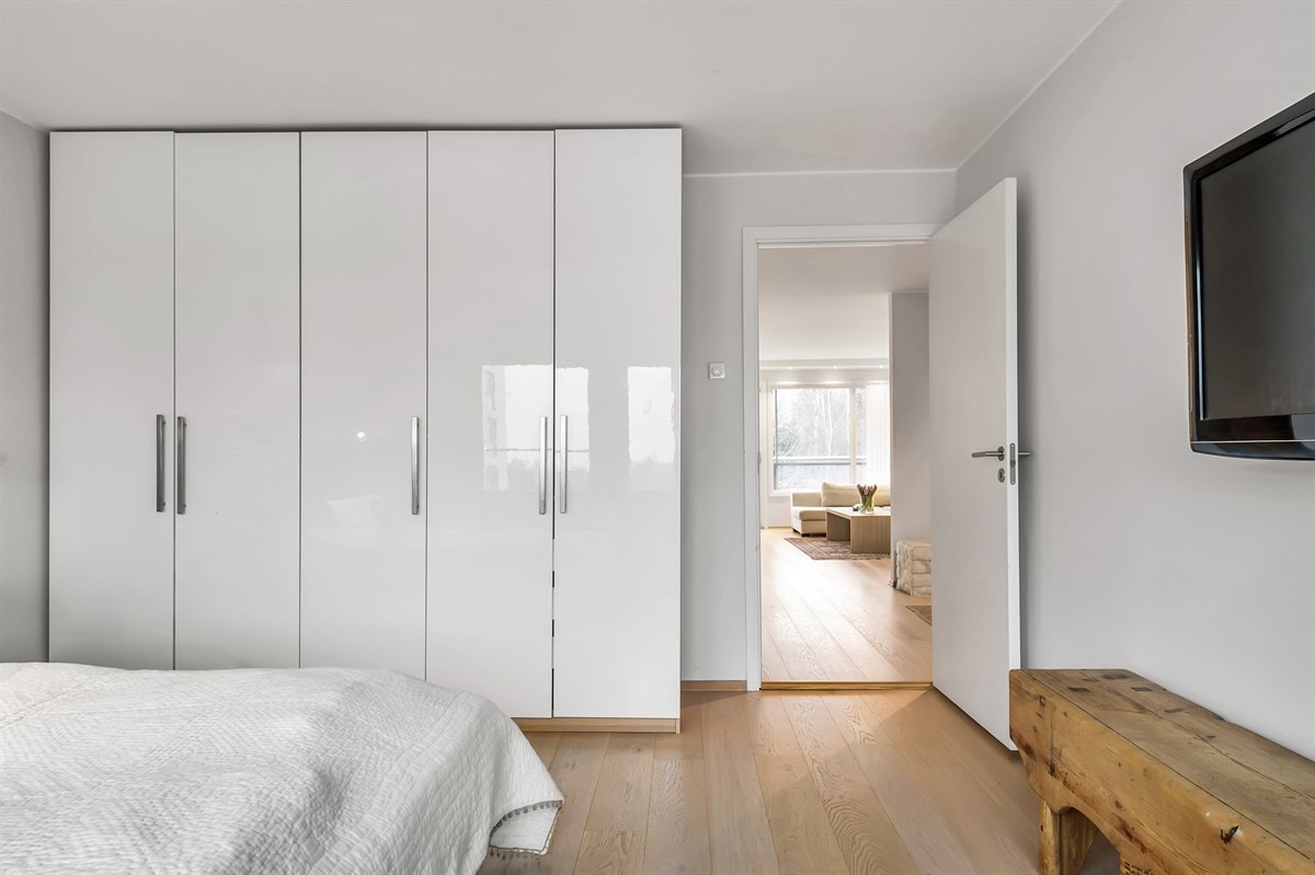 Et 5-dørs garderobeskap medfølger. Galleribilde