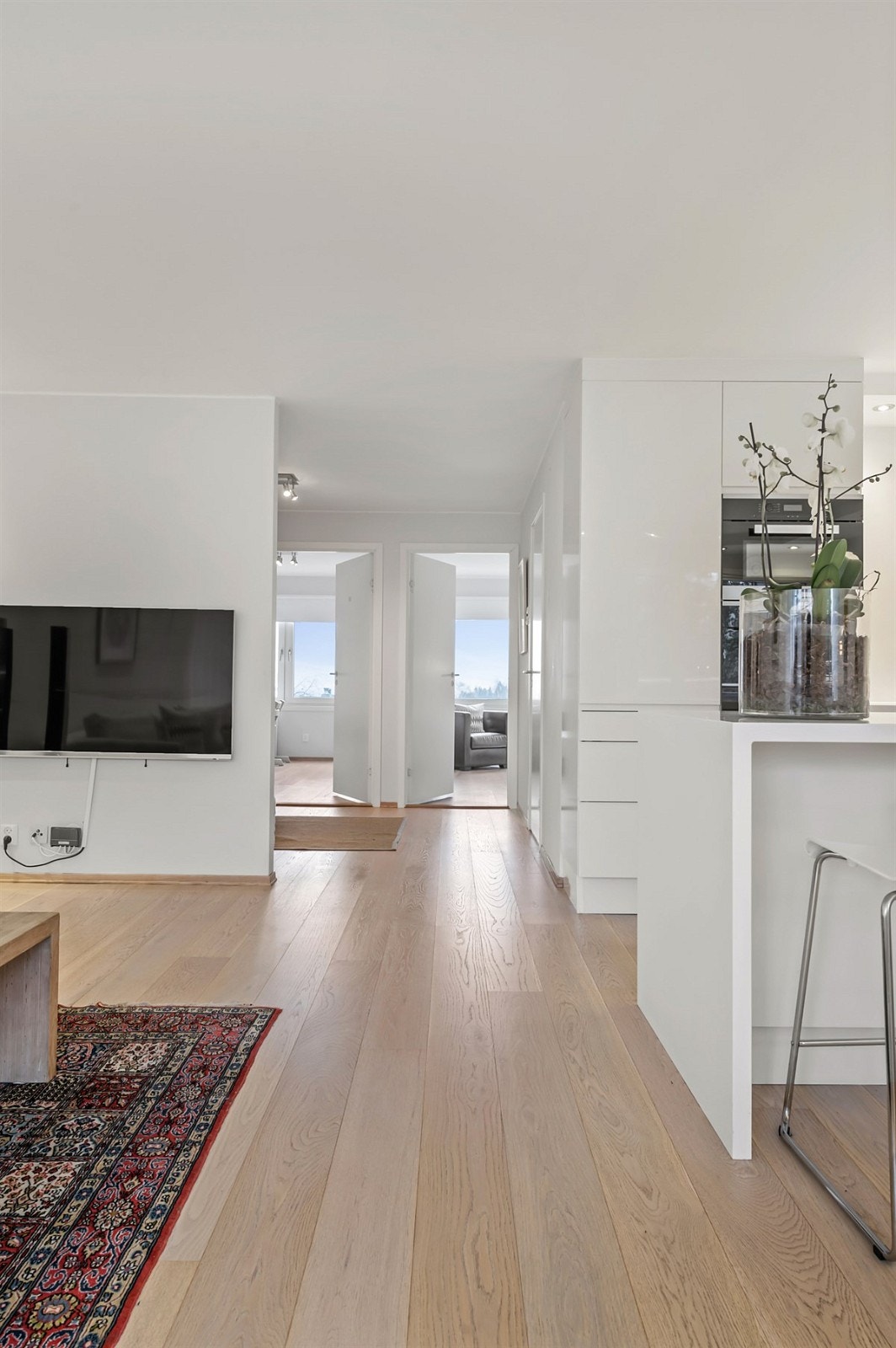 Leilighetens gjennomgående planløsning gjør at lyset får maksimalt spillerom med lysinnfall både fra stue- og soveromssiden. Galleribilde