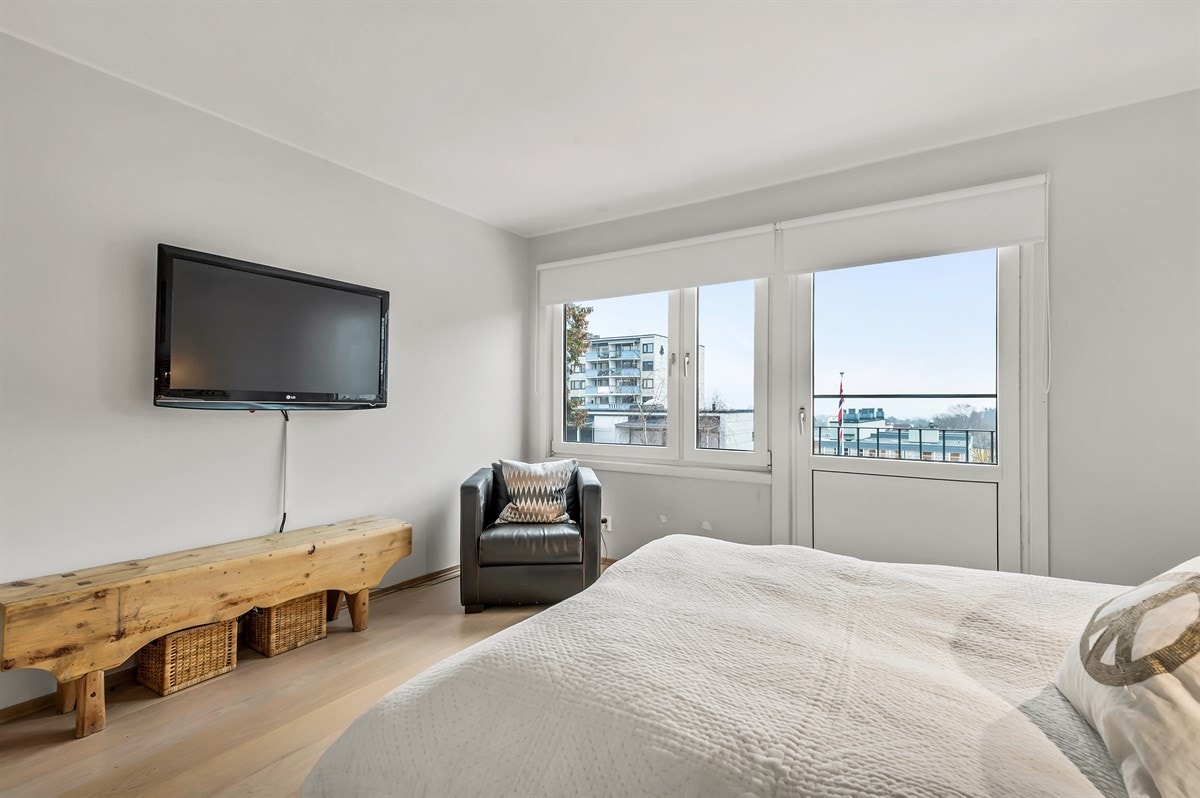 God plass til dobbeltseng og garderobeløsninger. Galleribilde