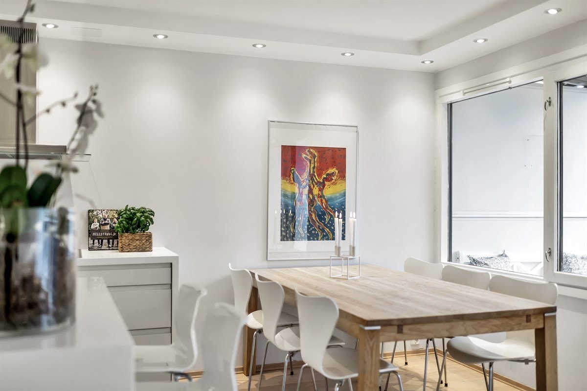 Spiseplassen ved kjøkkenet er ekstra koselig med den åpne løsningen mot stuen, oppleves sosialt og hyggelig, hvor man kan samle både venner og familie for små eller store anledninger. Galleribilde