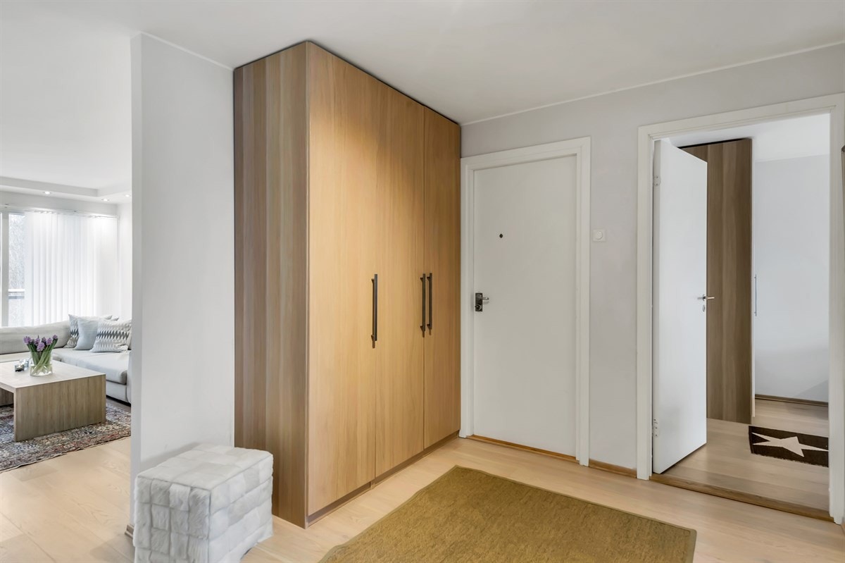Innvendig møtes man av en lys og romslig entré som gir en hyggelig velkomst inn i boligen og har god plass til oppbevaring. Galleribilde