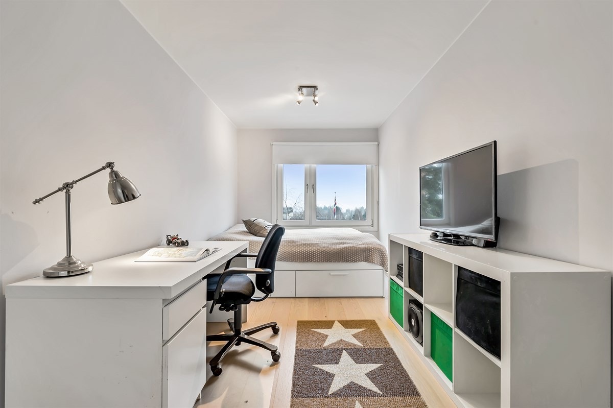 Østvendt soverom II med inngang fra gangen. Galleribilde