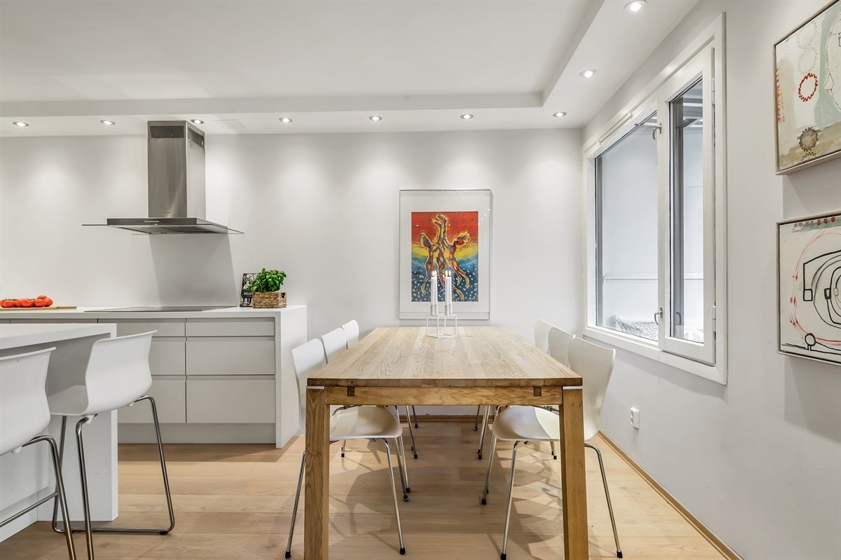 Store flotte vindusflater slipper inn naturlig sollys og skaper en god atmosfære. Galleribilde