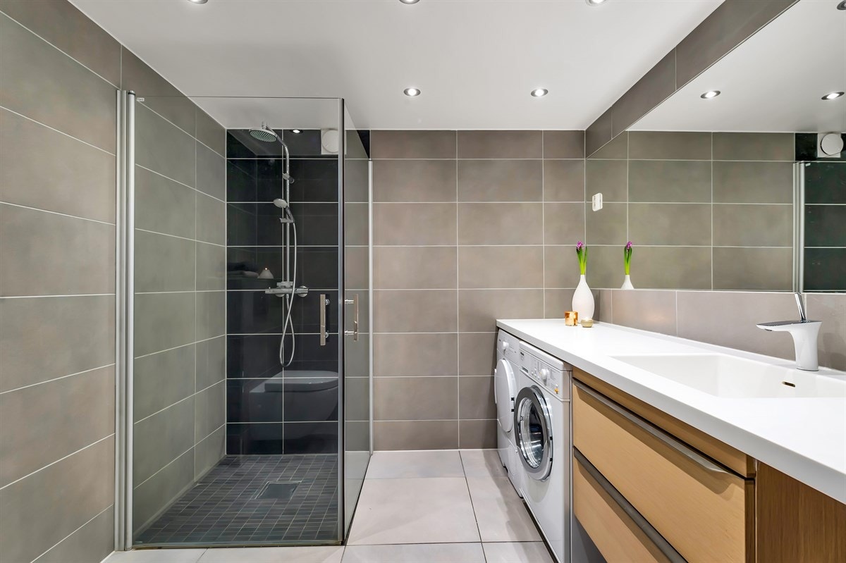 Delikat baderom i tilknytning til gangen, pusset opp i 2014. Galleribilde