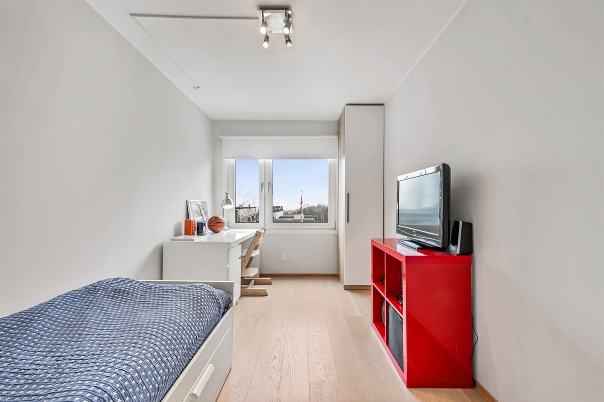 Sørøst-vendt soverom III med inngang fra gangen. Galleribilde