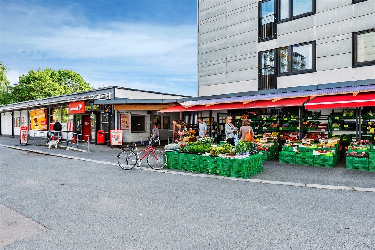 Rimi, frukt- og grøntbutikk og pizzarestaurant rett nede på torget. Galleribilde