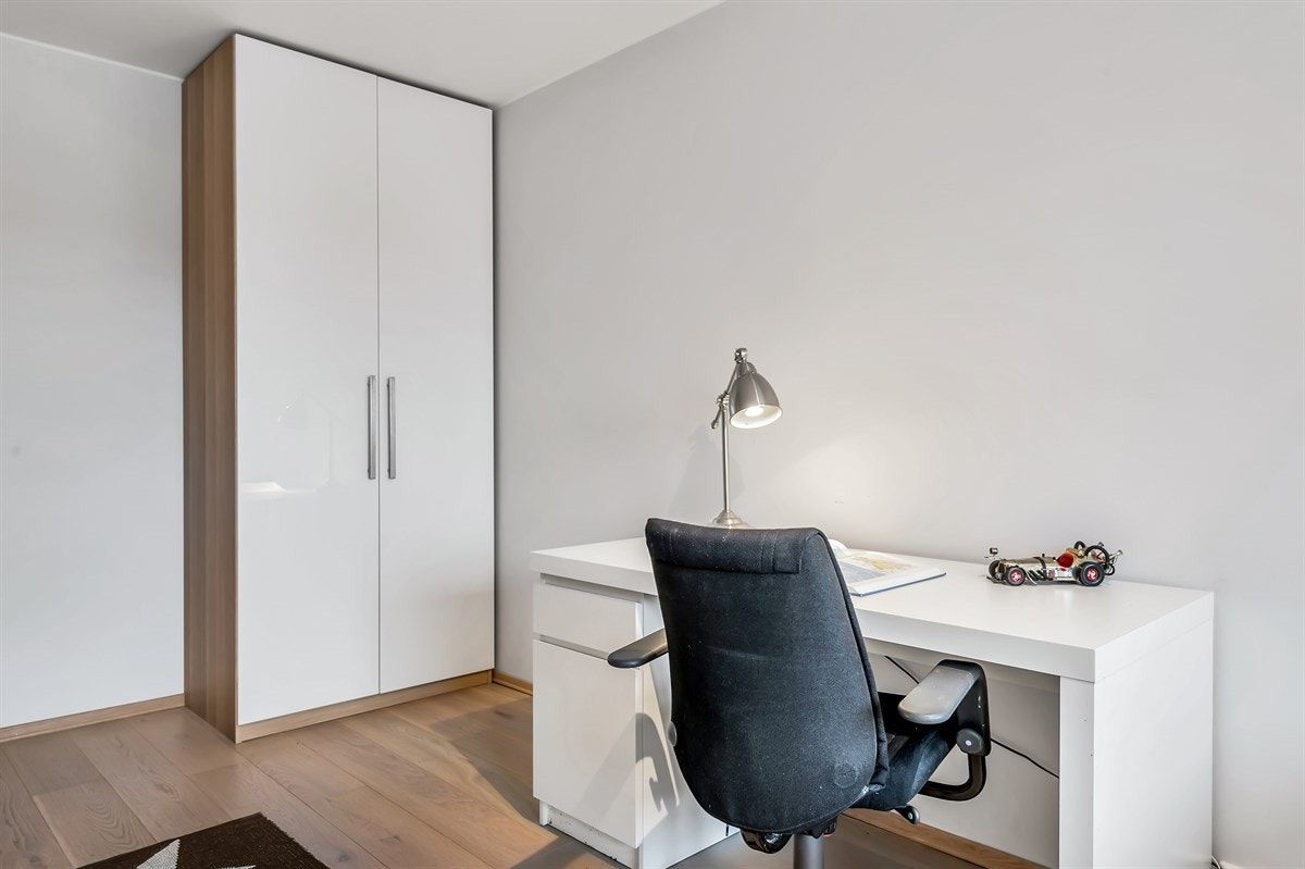 Et 2-dørs garderobeskap medfølger. Galleribilde