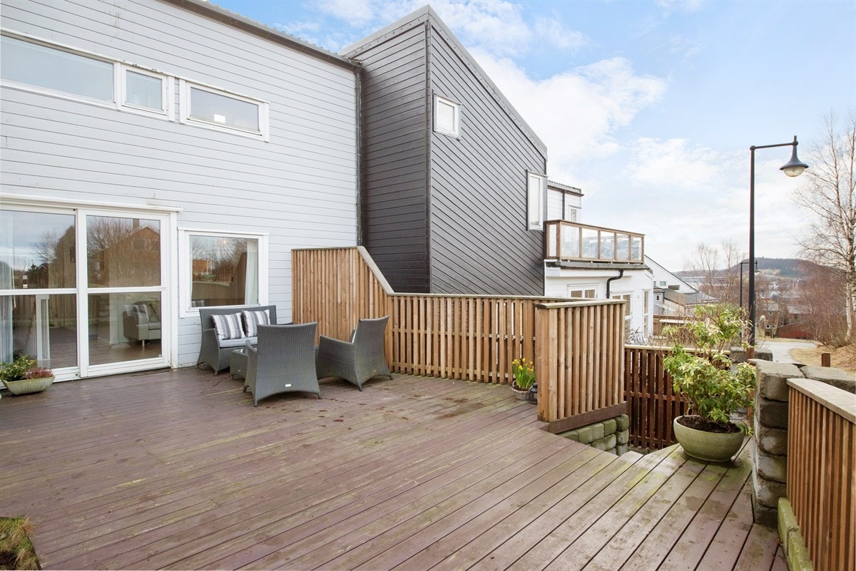 Skjermet terrasse med gode solforhold Galleribilde