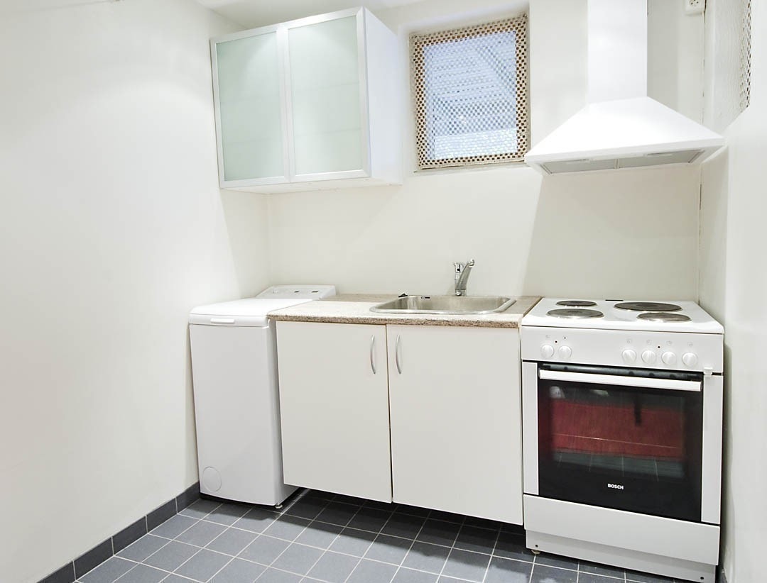 Kjøkken er belyst med innfelte dimbare downlights i taket og utstyrt med stort nytt Elektrolux kombiskap, ny type Bosch komfyr, nytt avtrekk og vaskemaskin til tøy. Det er varmekabler i gulvene. Galleribilde