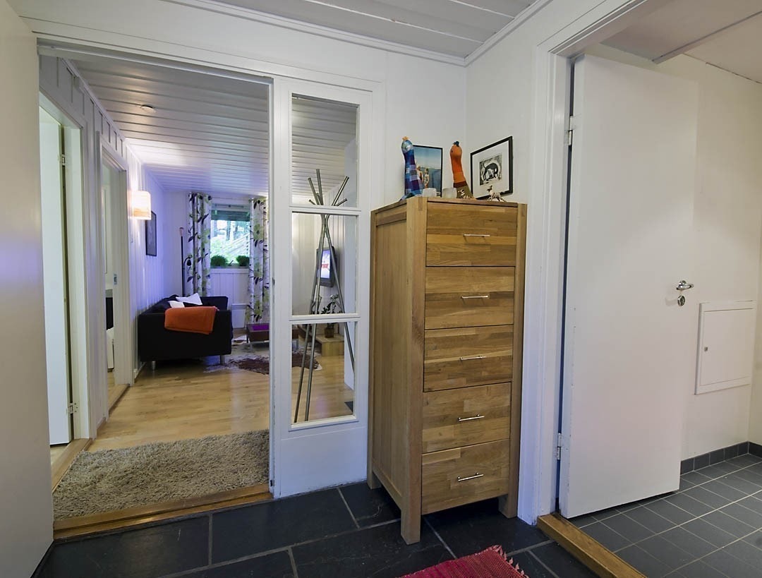 Det er en trivelig entrè man kommer inn i, møblert med en eikekommode og en skohylle man også kan sitte på. Galleribilde