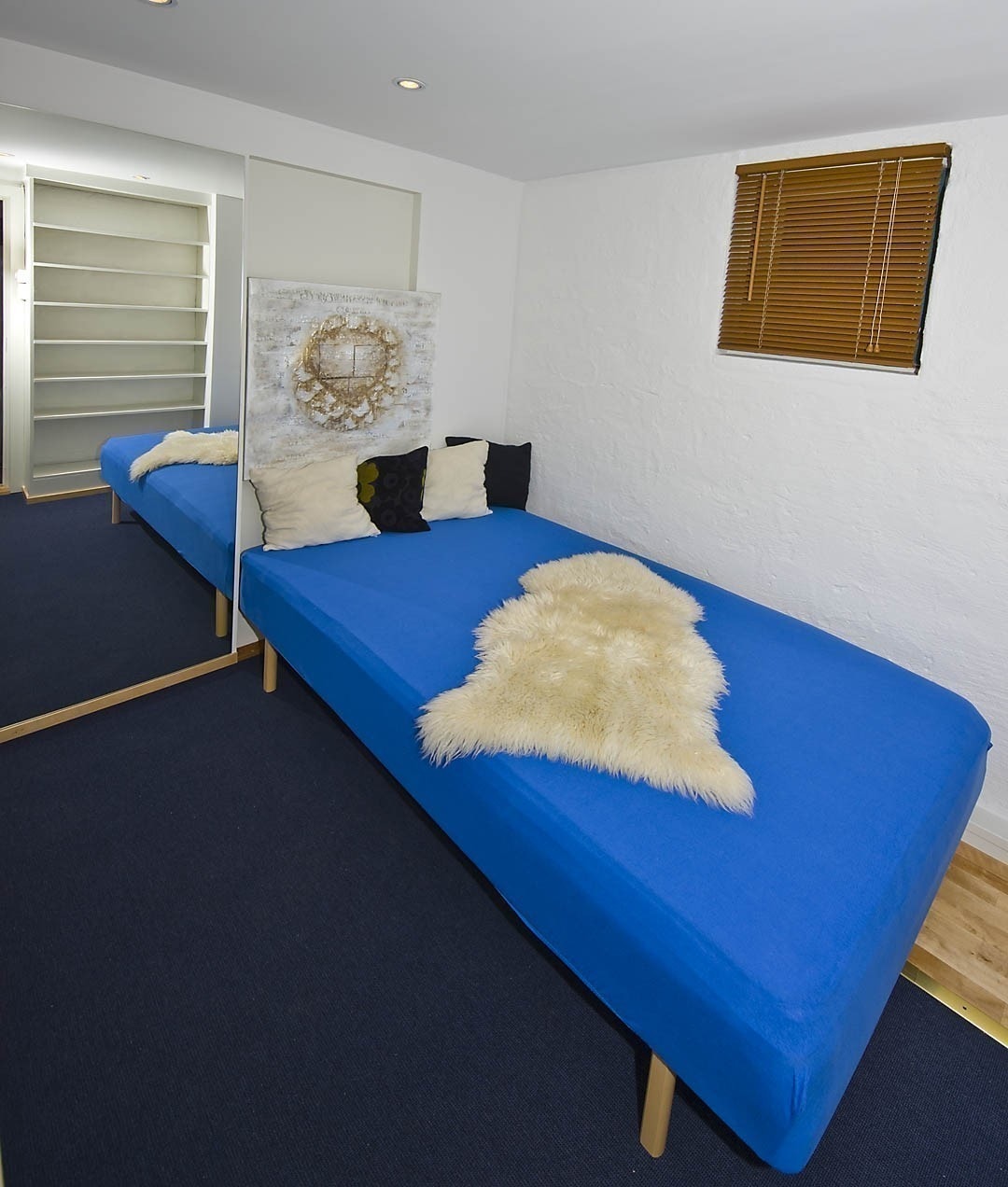 Rom nummer 3 er litt mindre, og har en 120 cm dobbeltseng. Derimot har dette rommet formidabel garderobeplass, med tre høye skap og en integrert bokhylle. I taket er dimbare innfelte downlights, og på gulvet en kombinasjon av teppe og parkett. Galleribilde