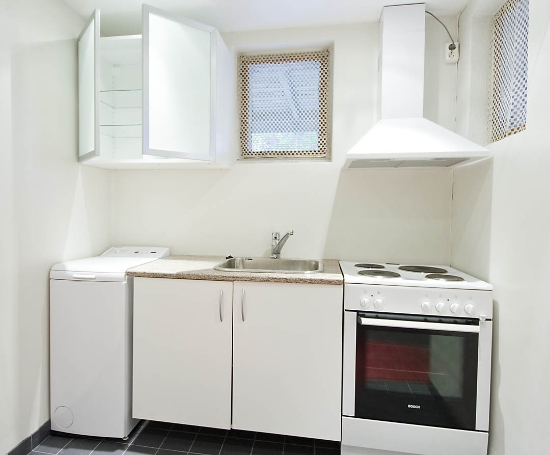 Kjøkken er belyst med innfelte dimbare downlights i taket og utstyrt med stort nytt Elektrolux kombiskap, ny type Bosch komfyr, nytt avtrekk og vaskemaskin til tøy. Det er varmekabler i gulvene. Galleribilde