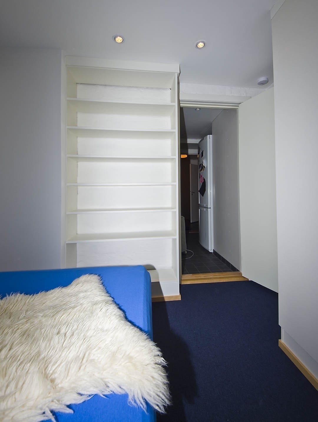 Rom nummer 3 er litt mindre, og har en 120 cm dobbeltseng. Derimot har dette rommet formidabel garderobeplass, med tre høye skap og en integrert bokhylle. I taket er dimbare innfelte downlights, og på gulvet en kombinasjon av teppe og parkett. Galleribilde