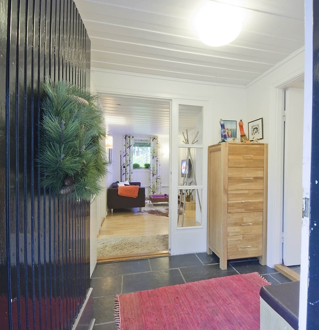 Det er en trivelig entrè man kommer inn i, møblert med en eikekommode og en skohylle man også kan sitte på. Galleribilde