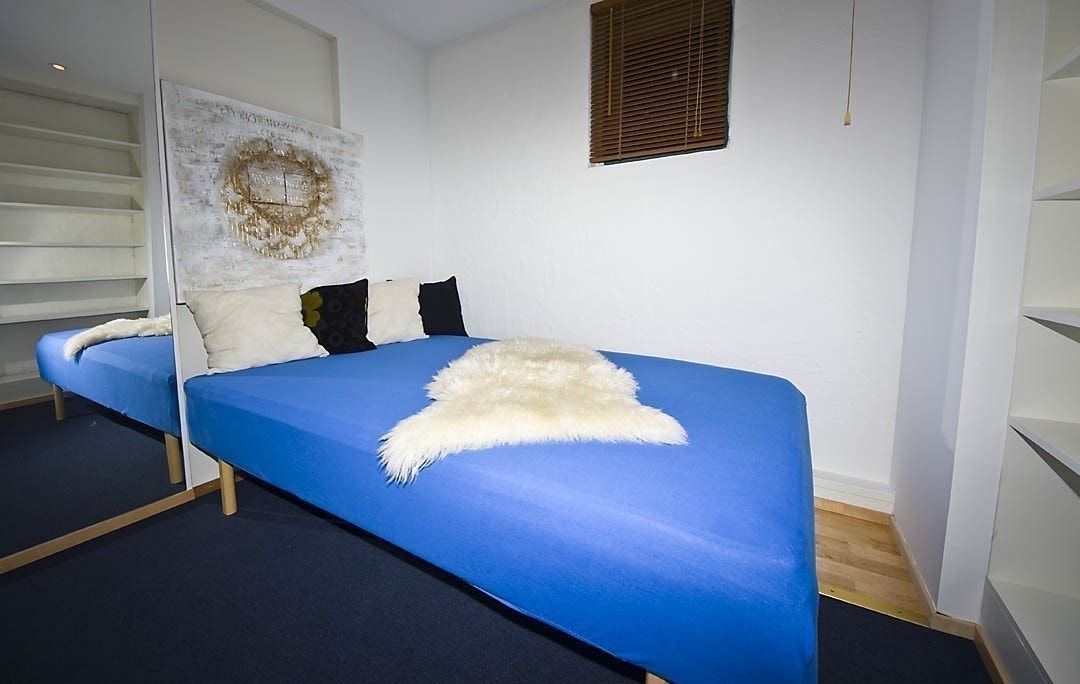 Rom nummer 3 er litt mindre, og har en 120 cm dobbeltseng. Derimot har dette rommet formidabel garderobeplass, med tre høye skap og en integrert bokhylle. I taket er dimbare innfelte downlights, og på gulvet en kombinasjon av teppe og parkett. Galleribilde