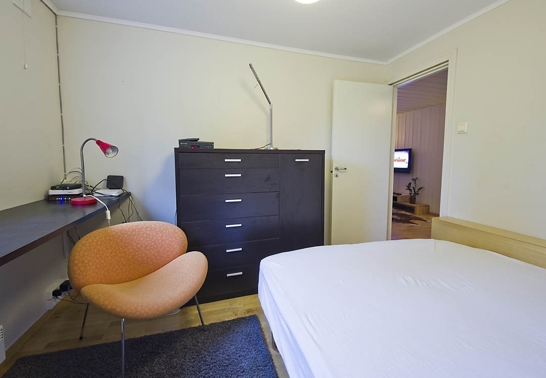 Rom nummer 1 har en lang skrivepult over halve veggen,ved siden av er et stort klesskap med speil og en stor moderne kleskommode med et lite skap og en stor 180 cm dobbeltseng. Det er full høyde vindu ut med koselig utsikt til hage og persienne i tre. Galleribilde