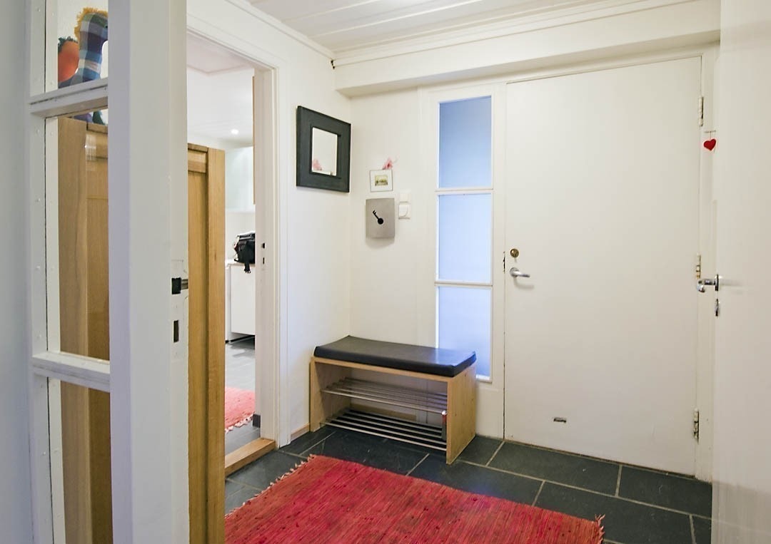 Det er en trivelig entrè man kommer inn i, møblert med en eikekommode og en skohylle man også kan sitte på. Galleribilde