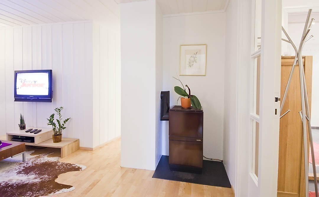 Stuen har i dag en bokhylle der kaminen står, vi fyrer med elektrisitet. Galleribilde