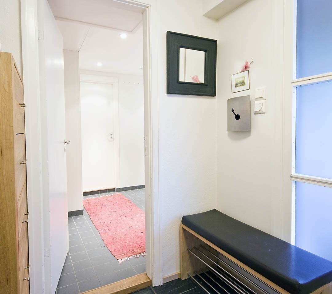 Det er en trivelig entrè man kommer inn i, møblert med en eikekommode og en skohylle man også kan sitte på. Galleribilde