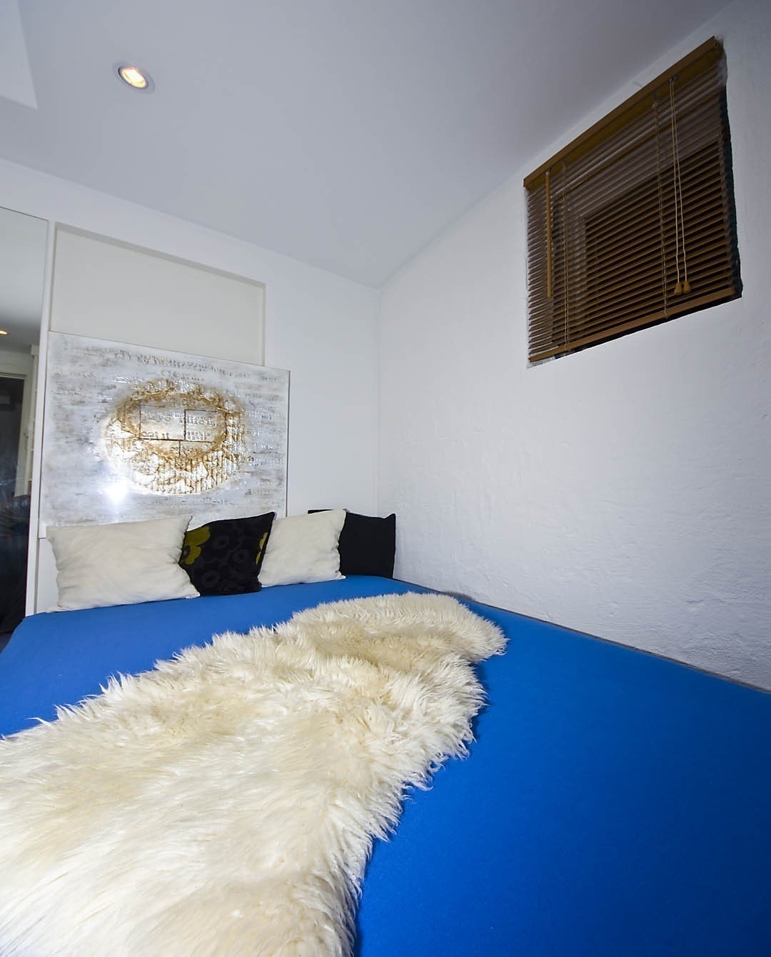 Rom nummer 3 er litt mindre, og har en 120 cm dobbeltseng. Derimot har dette rommet formidabel garderobeplass, med tre høye skap og en integrert bokhylle. I taket er dimbare innfelte downlights, og på gulvet en kombinasjon av teppe og parkett. Galleribilde