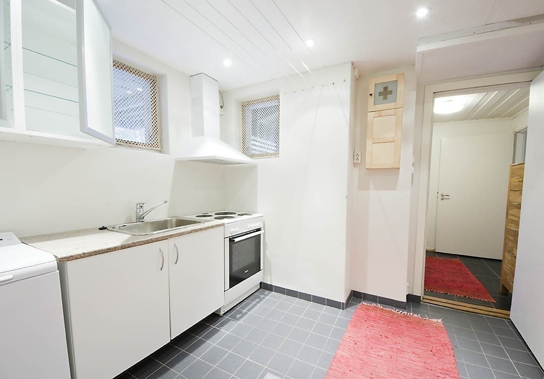 Kjøkken er belyst med innfelte dimbare downlights i taket og utstyrt med stort nytt Elektrolux kombiskap, ny type Bosch komfyr, nytt avtrekk og vaskemaskin til tøy. Det er varmekabler i gulvene. Galleribilde