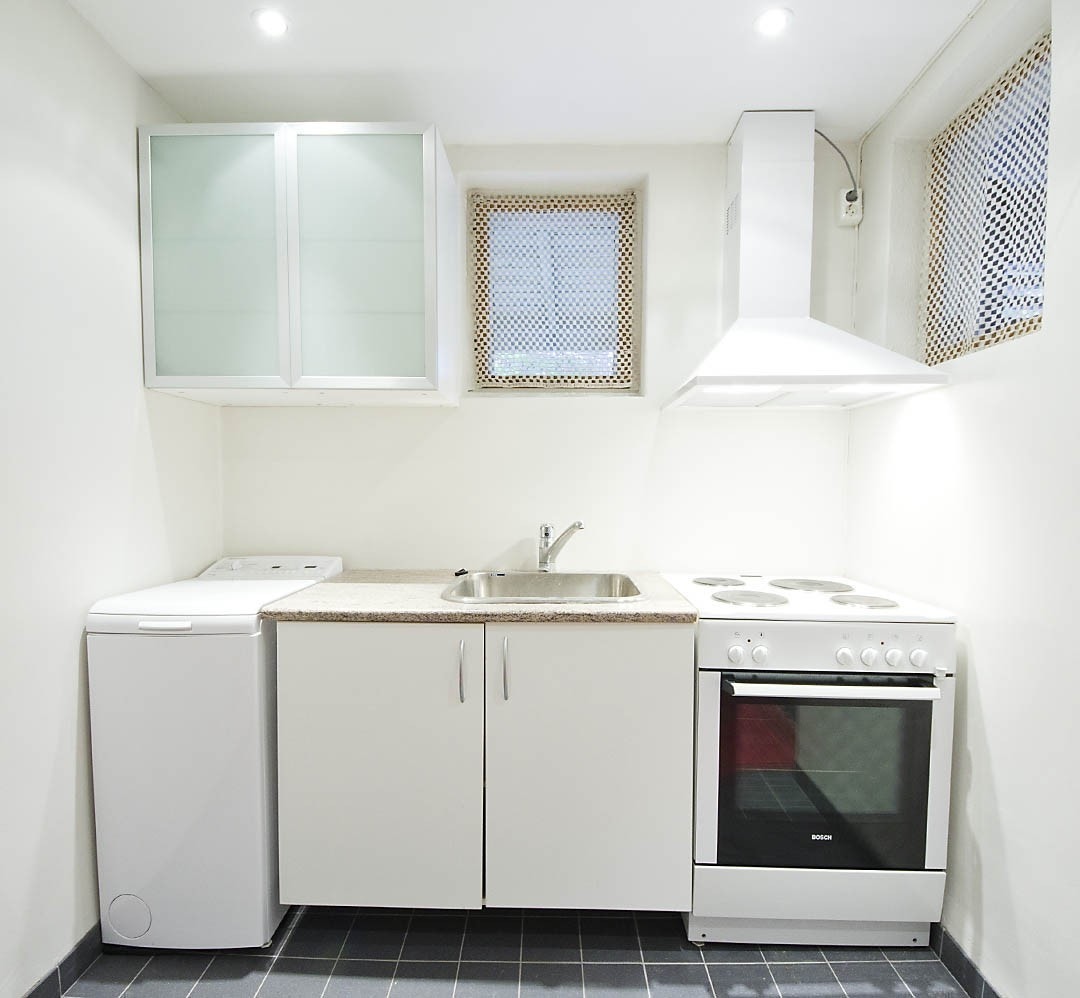 Kjøkken er belyst med innfelte dimbare downlights i taket og utstyrt med stort nytt Elektrolux kombiskap, ny type Bosch komfyr, nytt avtrekk og vaskemaskin til tøy. Det er varmekabler i gulvene. Galleribilde