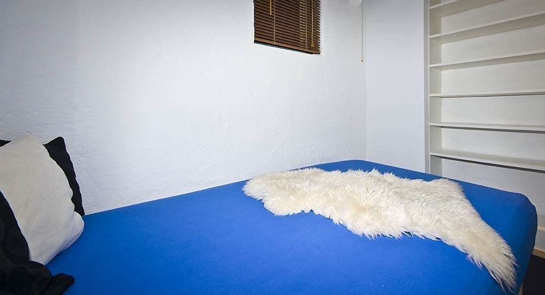 Rom nummer 3 er litt mindre, og har en 120 cm dobbeltseng. Derimot har dette rommet formidabel garderobeplass, med tre høye skap og en integrert bokhylle. I taket er dimbare innfelte downlights, og på gulvet en kombinasjon av teppe og parkett. Galleribilde