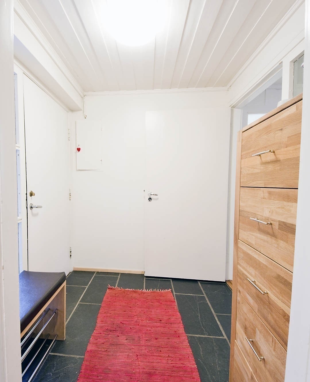Det er en trivelig entrè man kommer inn i, møblert med en eikekommode og en skohylle man også kan sitte på. Galleribilde