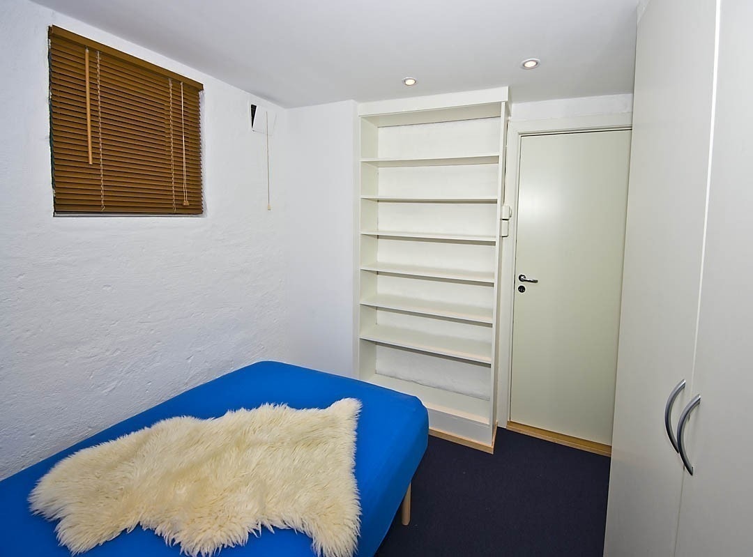 Rom nummer 3 er litt mindre, og har en 120 cm dobbeltseng. Derimot har dette rommet formidabel garderobeplass, med tre høye skap og en integrert bokhylle. I taket er dimbare innfelte downlights, og på gulvet en kombinasjon av teppe og parkett. Galleribilde