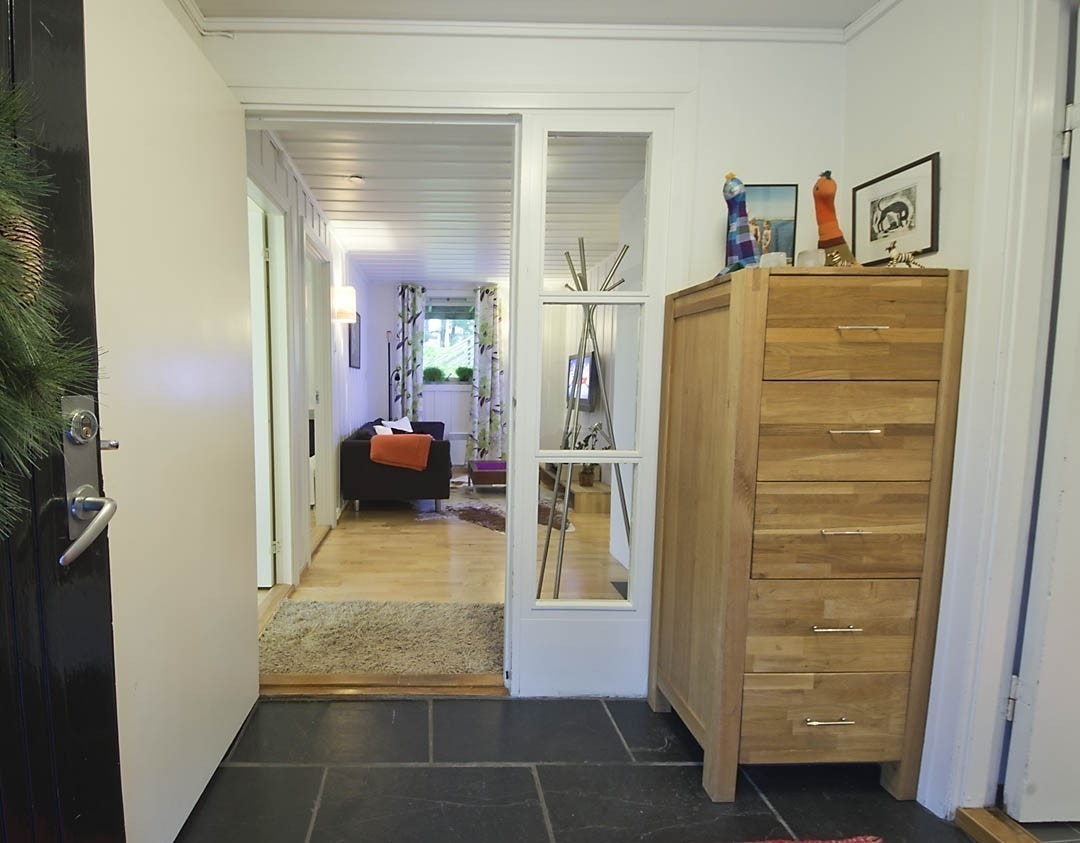 Det er en trivelig entrè man kommer inn i, møblert med en eikekommode og en skohylle man også kan sitte på. Galleribilde