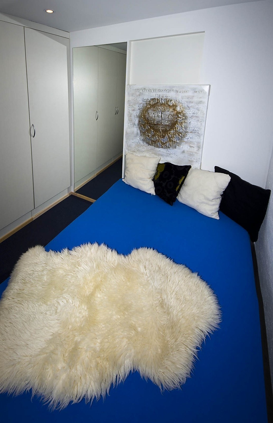 Rom nummer 3 er litt mindre, og har en 120 cm dobbeltseng. Derimot har dette rommet formidabel garderobeplass, med tre høye skap og en integrert bokhylle. I taket er dimbare innfelte downlights, og på gulvet en kombinasjon av teppe og parkett. Galleribilde