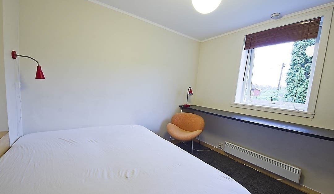 Nå er det et klesskap på venstre side av skrivepulten. Galleribilde