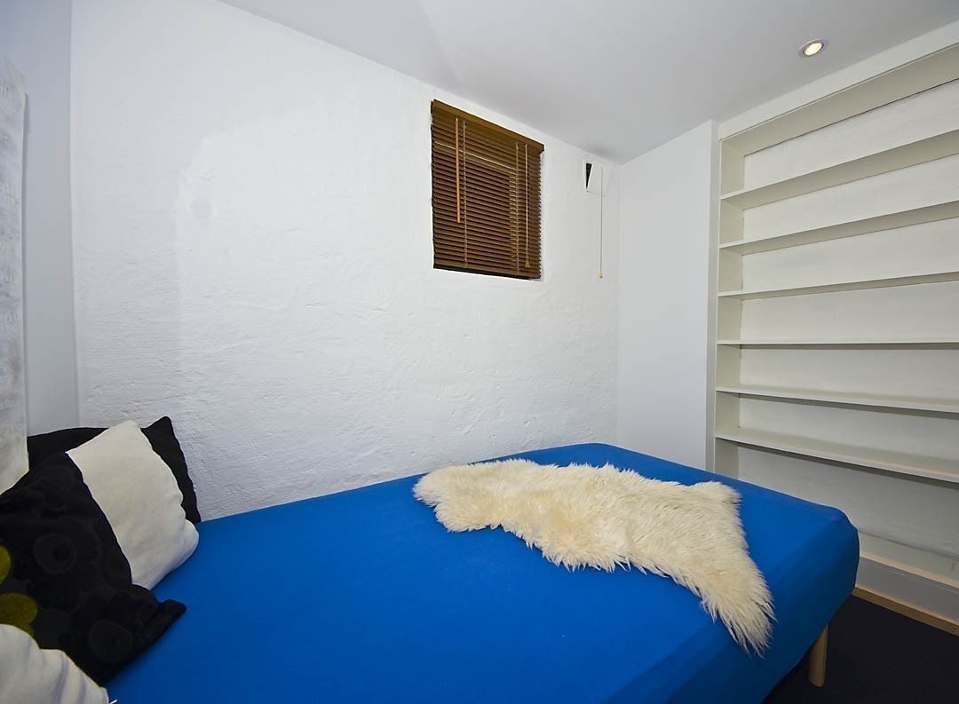 Rom nummer 3 er litt mindre, og har en 120 cm dobbeltseng. Derimot har dette rommet formidabel garderobeplass, med tre høye skap og en integrert bokhylle. I taket er dimbare innfelte downlights, og på gulvet en kombinasjon av teppe og parkett. Galleribilde