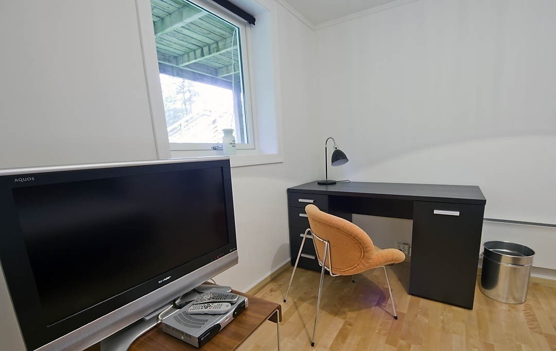 Rom nummer 2 har ny og elegant kontorpult med skuffer og skap, et stort romslig klesskap og en queen size dobbeltseng. Ene veggen er en fototapet med storby-motiv og i taket henger en veldig spesiell designlampe. Her er også stort vindu ut til hage, med r Galleribilde