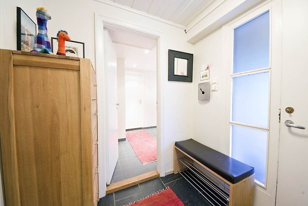 Det er en trivelig entrè man kommer inn i, møblert med en eikekommode og en skohylle man også kan sitte på. Galleribilde