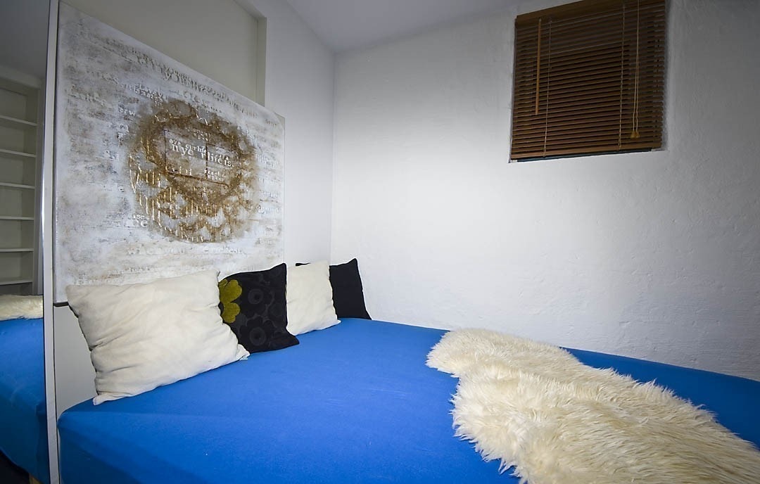 Rom nummer 3 er litt mindre, og har en 120 cm dobbeltseng. Derimot har dette rommet formidabel garderobeplass, med tre høye skap og en integrert bokhylle. I taket er dimbare innfelte downlights, og på gulvet en kombinasjon av teppe og parkett. Galleribilde