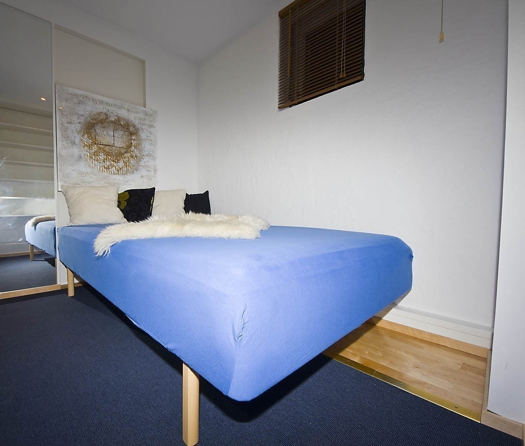 Rom nummer 3 er litt mindre, og har en 120 cm dobbeltseng. Derimot har dette rommet formidabel garderobeplass, med tre høye skap og en integrert bokhylle. I taket er dimbare innfelte downlights, og på gulvet en kombinasjon av teppe og parkett. Galleribilde