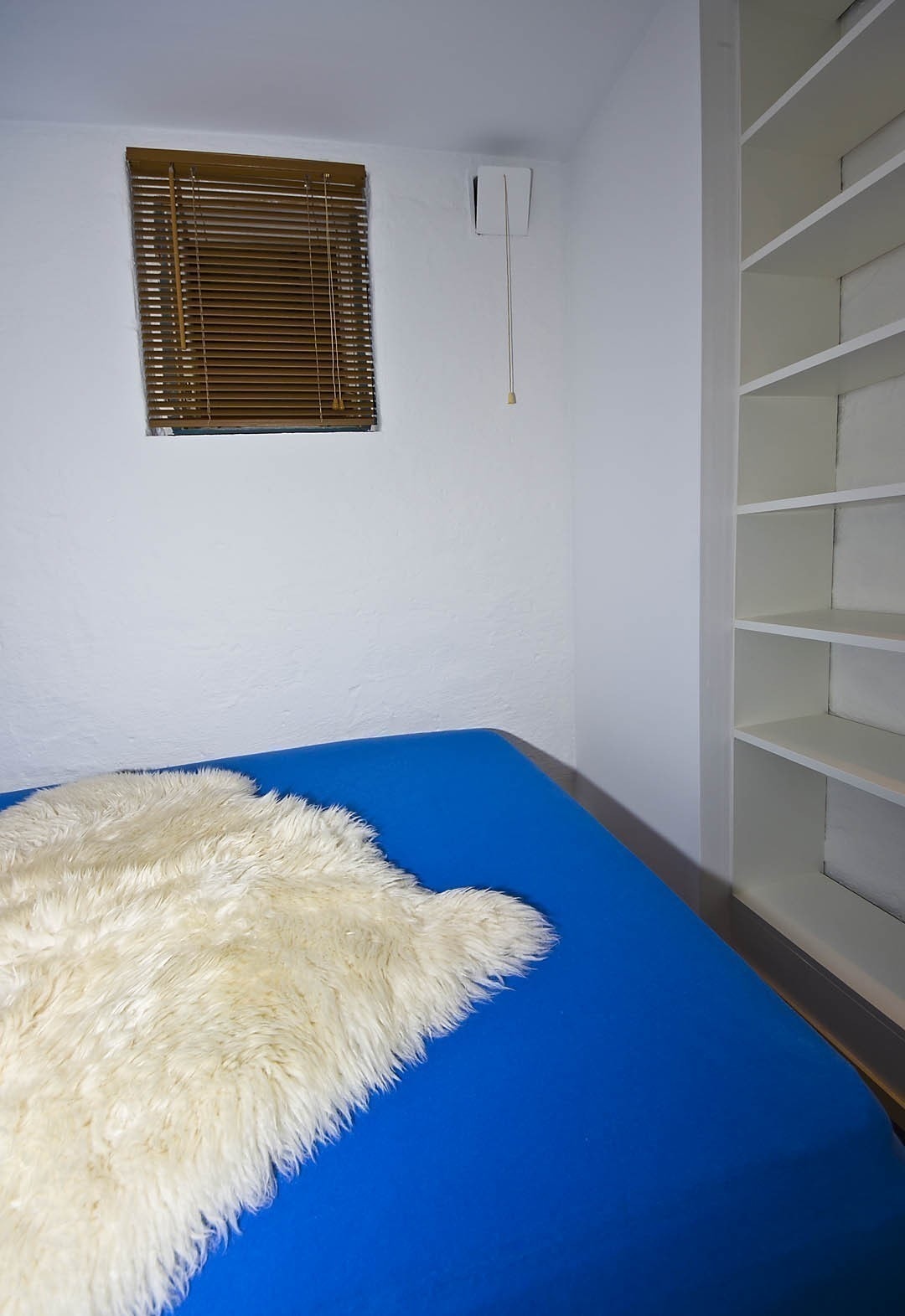 Rom nummer 3 er litt mindre, og har en 120 cm dobbeltseng. Derimot har dette rommet formidabel garderobeplass, med tre høye skap og en integrert bokhylle. I taket er dimbare innfelte downlights, og på gulvet en kombinasjon av teppe og parkett. Galleribilde