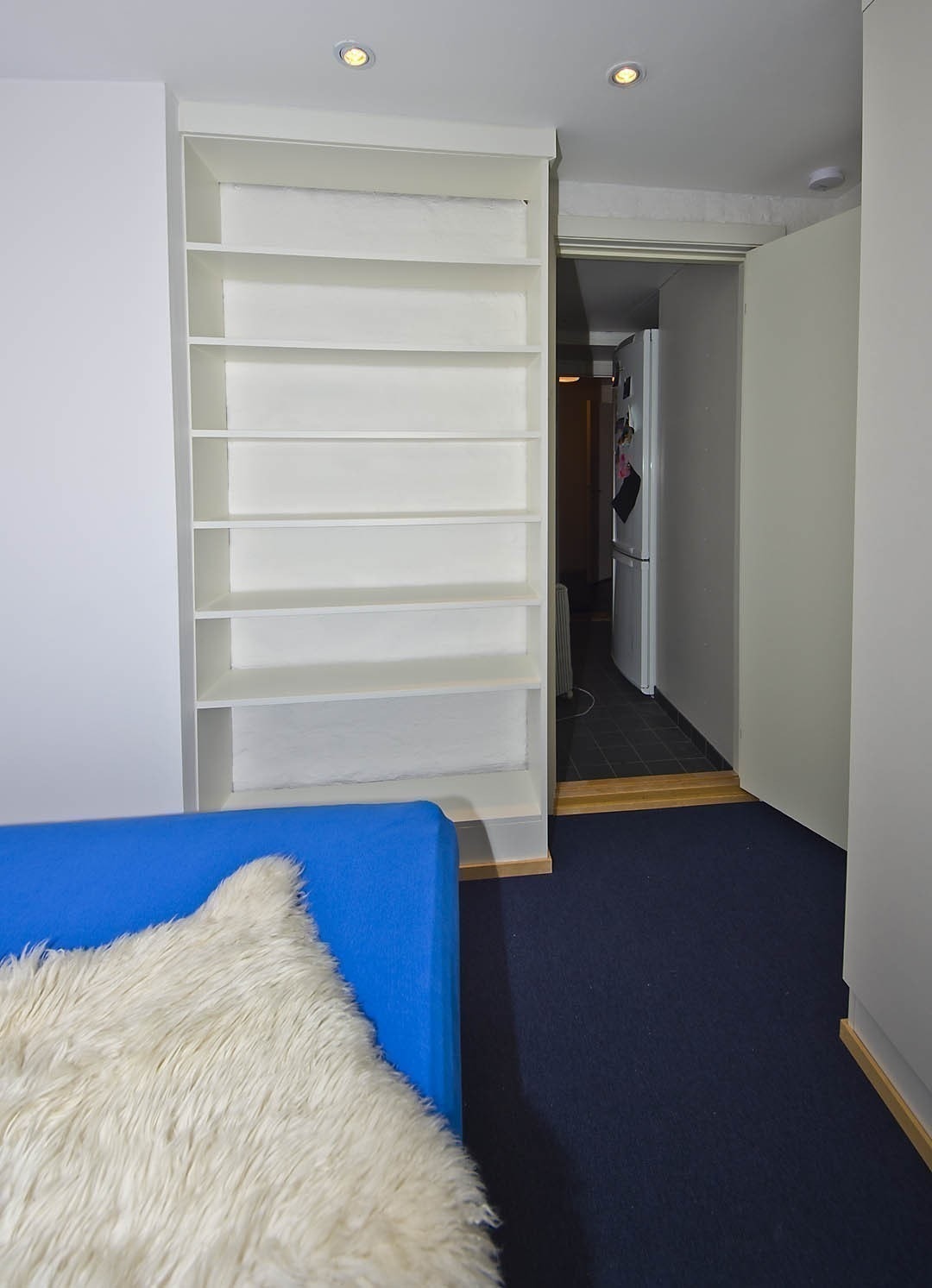 Rom nummer 3 er litt mindre, og har en 120 cm dobbeltseng. Derimot har dette rommet formidabel garderobeplass, med tre høye skap og en integrert bokhylle. I taket er dimbare innfelte downlights, og på gulvet en kombinasjon av teppe og parkett. Galleribilde