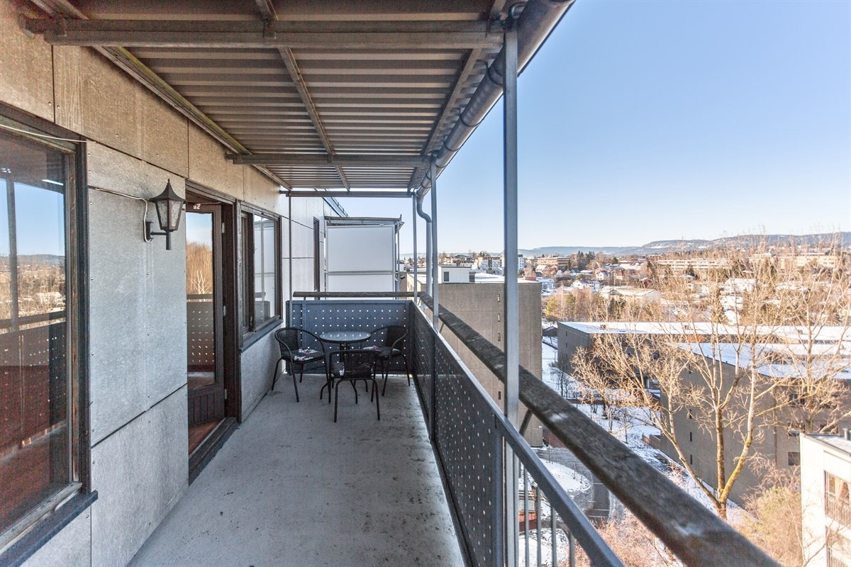 Solrik balkong på 7,5 kvm med nydelig utsikt! Galleribilde