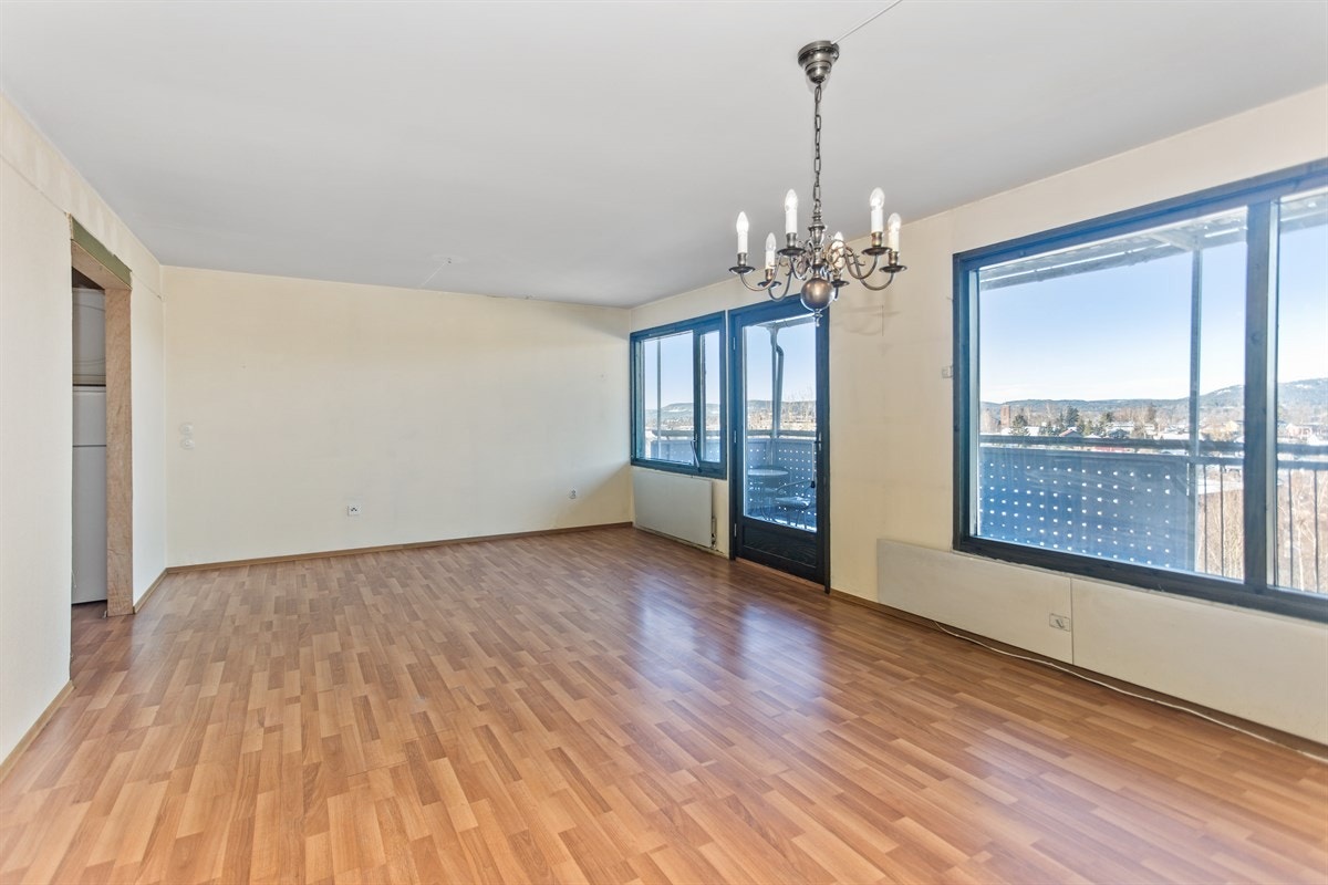 Stue med store vindusflater og direkte utg. til balkong Galleribilde