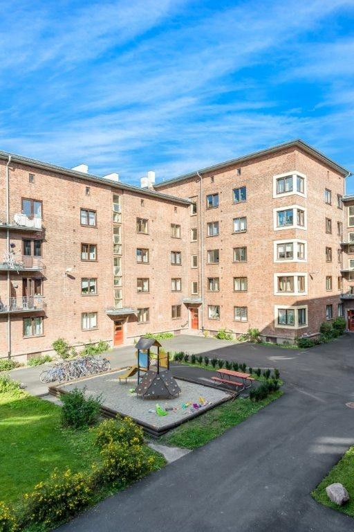 Bakgård med felles utemøbler og lekeplass. Galleribilde